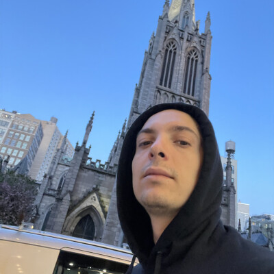 Chris is looking for a Room / Studio / Apartment in New York